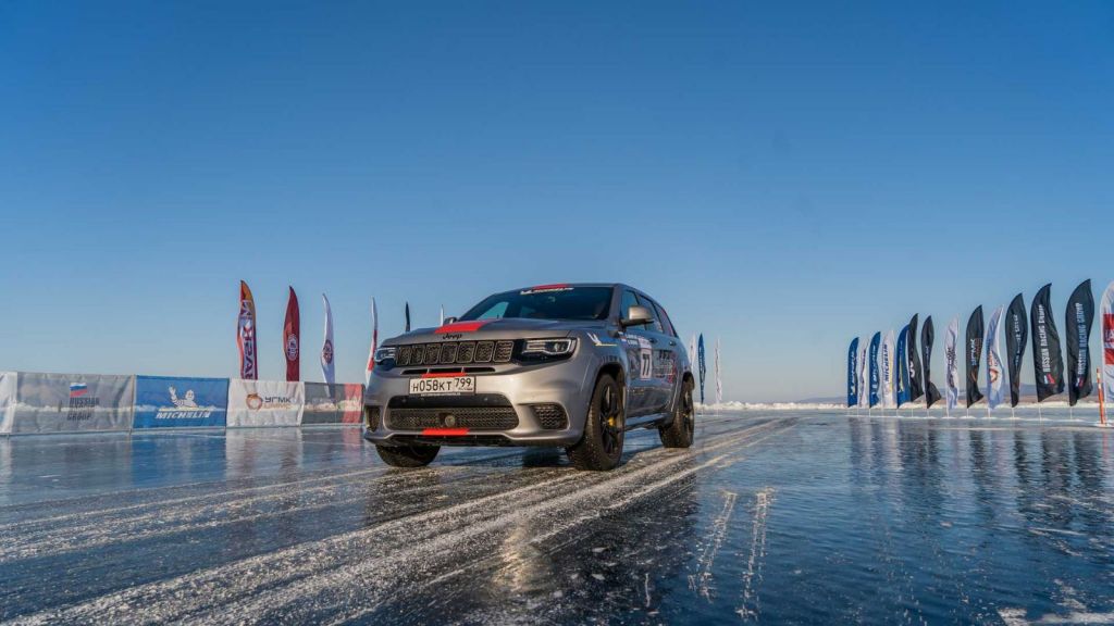 Ρεκόρ ταχύτητας σε παγωμένη λίμνη για θηριώδες SUV με 717 ίππους