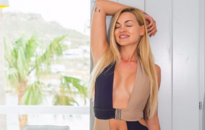 Βίκυ Κάβουρα: Ποζάρει με ολόσωμο μαγιό