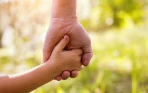 Επίδομα παιδιού: Καταβάλλεται η β΄δόση – Ξανά σε λειτουργία η πλατφόρμα Α21