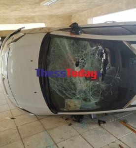 Εύοσμος: Αναποδογύρισαν αυτοκίνητα σε πιλοτή πολυκατοικίας
