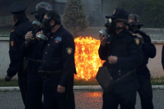 Βίαια επεισόδια στα Τίρανα – Μολότοφ και δακρυγόνα έξω από το γραφείο του Ράμα