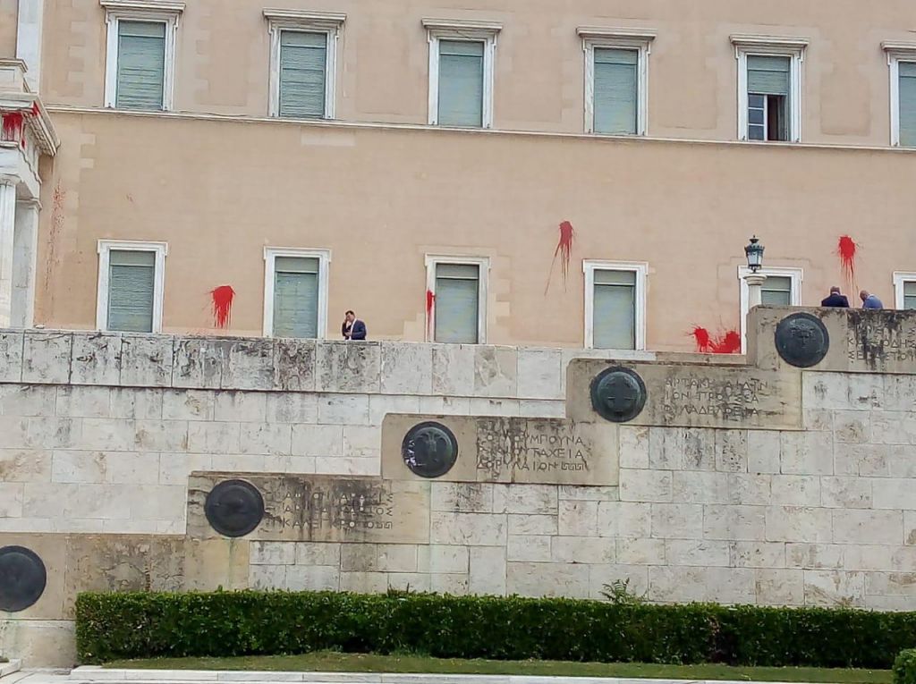 Επίθεση με μπογιές καπνογόνα στη Βουλή