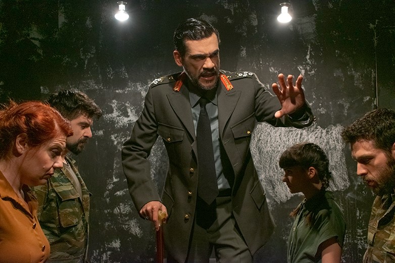 Ο Μιχάλης Καλαμπόκης φτιάχνει ένα «Πέρσες Shelter»