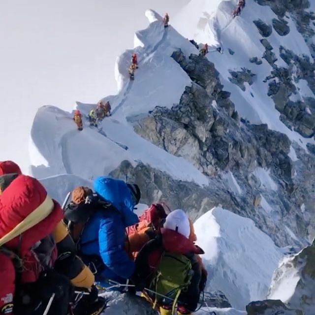 «Ζώνη θανάτου» στο Έβερεστ : Ορειβάτες προσπερνούν πτώματα