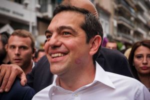 Ο Αλέξης Τσίπρας και το σημάδι από κόκκινο κραγιόν στο πρόσωπό του