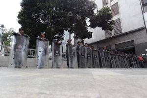Βενεζουέλα: Οι δυνάμεις ασφαλείας απέκλεισαν την είσοδο του κοινοβουλίου