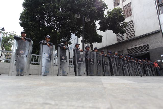 Βενεζουέλα: Οι δυνάμεις ασφαλείας απέκλεισαν την είσοδο του κοινοβουλίου