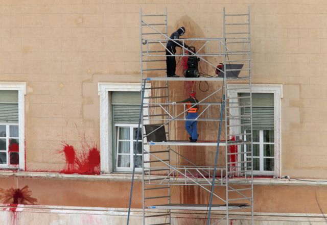 Απειλές Ρουβίκωνα για την χρηματική εγγύηση στον κατηγορούμενο για τις μπογιές στη Βουλή