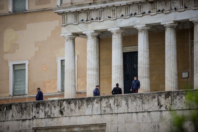 Ελεύθερος ο 36χρονος για την επίθεση με μπογιές και καπνογόνα στη Βουλή