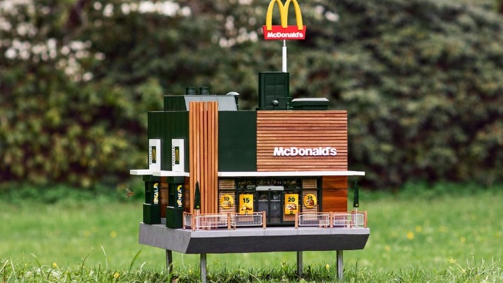 Αυτό είναι το μικρότερο McDonald's στον κόσμο και είναι για μέλισσες | tanea.gr