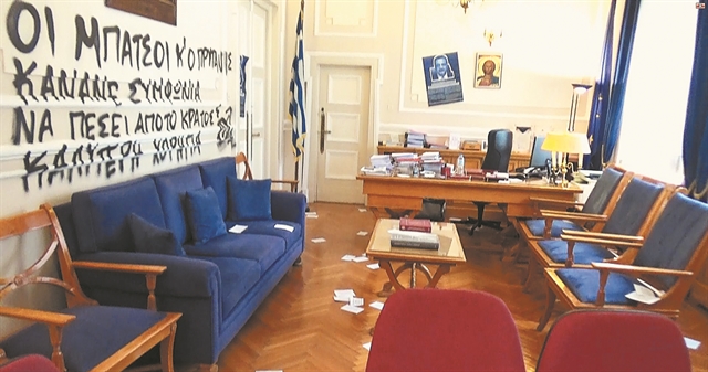 Εισβολή κουκουλοφόρων στο Οικονομικό Πανεπιστήμιο