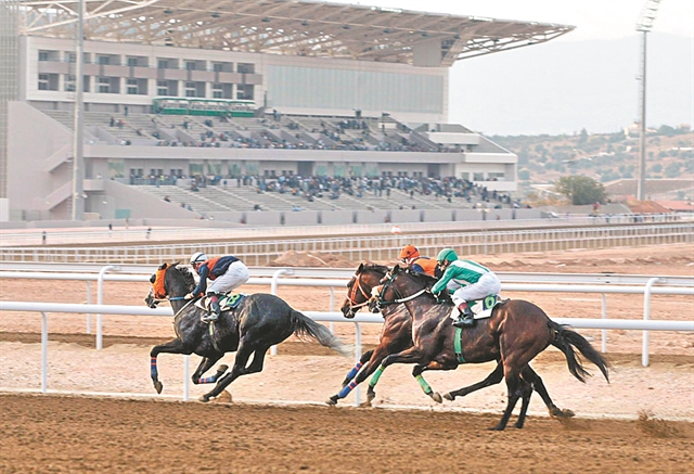 Αρχισαν ξανά οι ιπποδρομίες