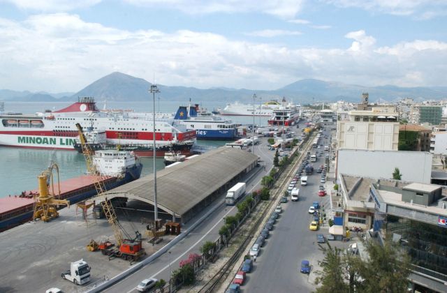 Πάτρα: Πρόσκουση φορτηγού οχηματαγωγού πλοίου στο λιμάνι