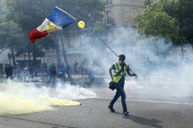 Παρίσι: Μαζικές πορείες, άγριες συγκρούσεις και προσαγωγές