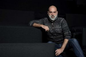 Ο Δημήτρης Καρατζιάς βαδίζει «Χορεύοντας στο σκοτάδι»