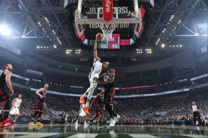 Καταιγιστικοί οι Μπακς, ισοπέδωσαν τους Ράπτορς