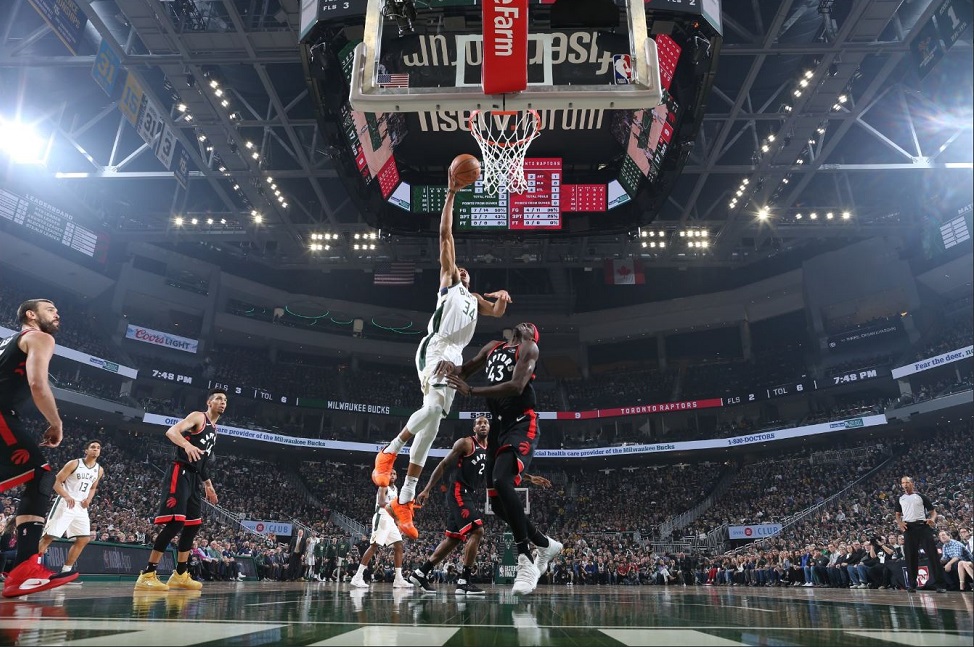 Καταιγιστικοί οι Μπακς, ισοπέδωσαν τους Ράπτορς