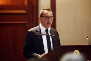 «Καμπανάκι» Στουρνάρα για τις προεκλογικές παροχές της κυβέρνησης