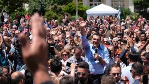 Ολες οι παροχές της τελευταίας στιγμής υπό το φόβο της ήττας στις κάλπες