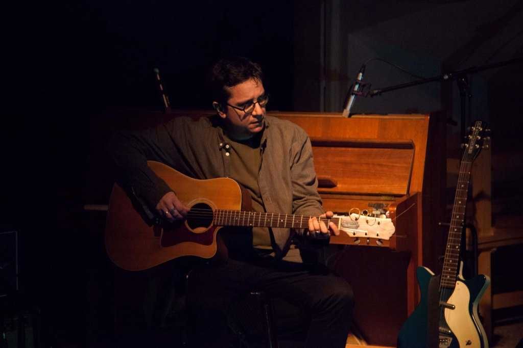 Ο Βασίλης Τζαβάρας τραγουδάει τη «Λέξη που λείπει»