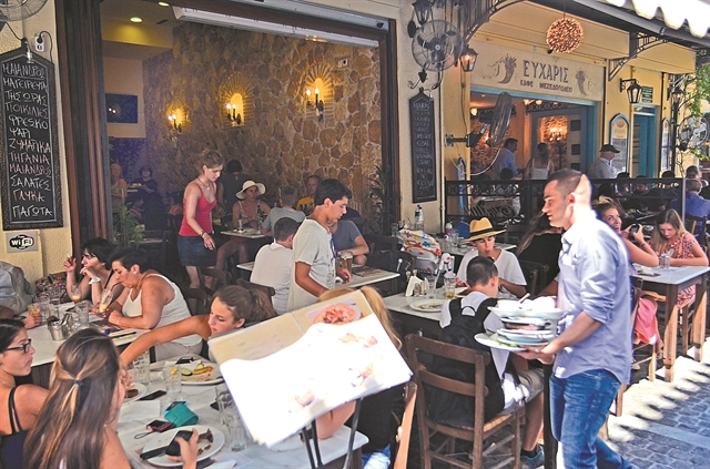 Αλλαγές τώρα σε ΦΠΑ εστίασης και 120 δόσεις