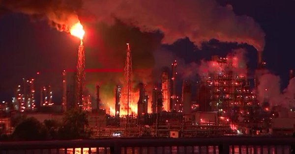 ΗΠΑ: Εκτός ελέγχου πυρκαγιά σε διυλιστήριο πετρελαίου στην Πενσιλβάνια