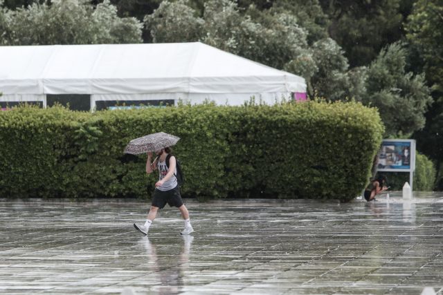 Ποτάμια οι δρόμοι στην Αττική, θα συνεχιστούν οι καταιγίδες την Πέμπτη