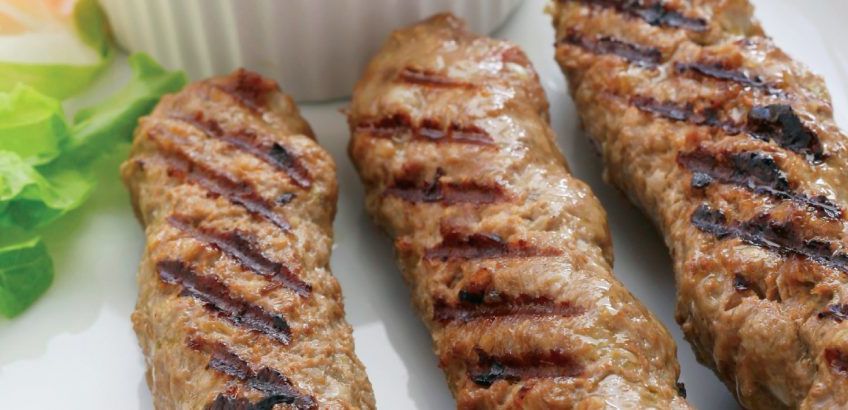 Ζουμερά σπιτικά κεμπάπ με σάλτσα ντομάτας και γιαουρτιού