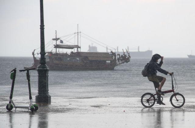 Θεσσαλονίκη: Πλημμύρισε το εκλογικό που ψήφισε ο Μπουτάρης