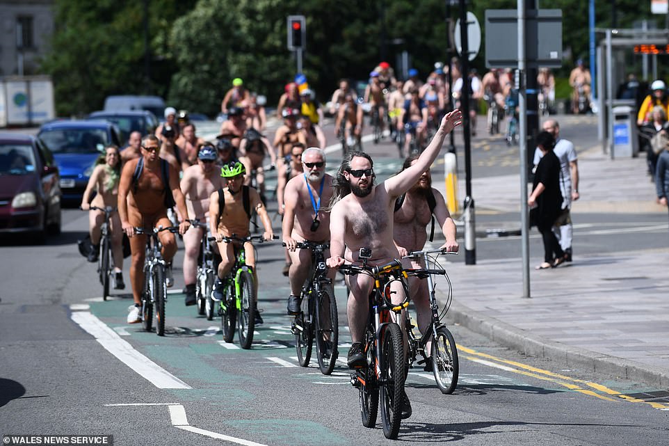 Χιλιάδες γυμνοί ποδηλάτες κατέκλυσαν τους δρόμους του Λονδίνου