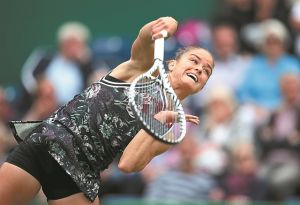 Δύσκολα η Σάκκαρη, χαλαρά ο Τσιτσιπάς