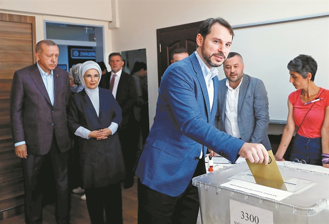 Ο γαμπρός, η μπαλαρίνα και η… μπουνιά       στο μάτι