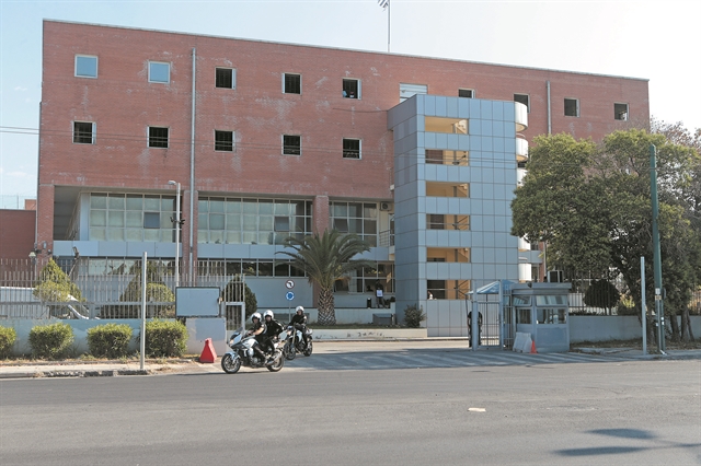 Μπάτε σκύλοι άλεστε…