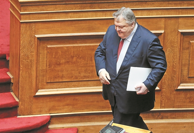 Αποχαιρετισμός με χειροκροτήματα