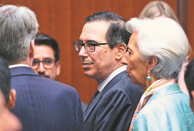 Ανησυχία και ευχολόγια για τον εμπορικό πόλεμο