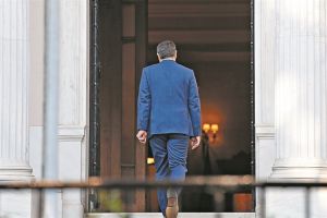 Εκδικείται την αυλή του