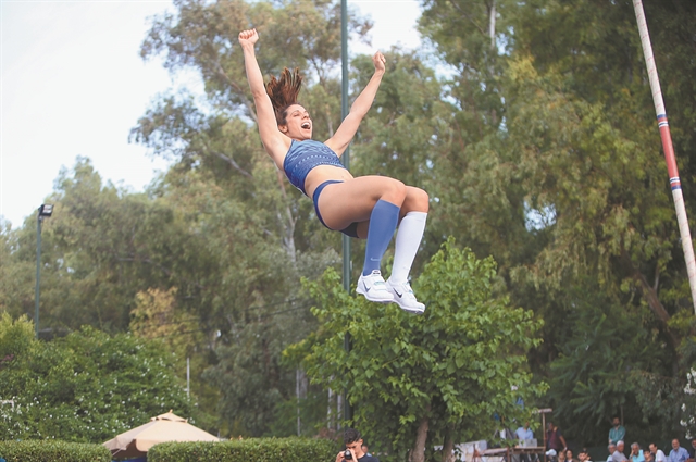 Χαρούμενη και λίγο πιασμένη!