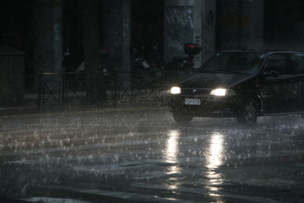 Στο έλεος της καταιγίδων η χώρα: Χαλαζόπτωση ακόμα και το κέντρο της Αθήνας