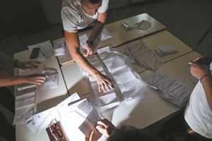 Δεν ταυτίζονται με κόμματα και απέχουν μαζικά