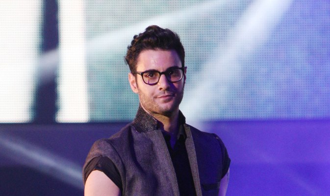 Ποιον νεαρό τραγουδιστή τροφοδοτούν θαυμάστριες με ταπεράκια