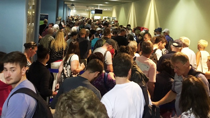 Εικόνες ντροπής στο αεροδρόμιο της Ρόδου | tanea.gr