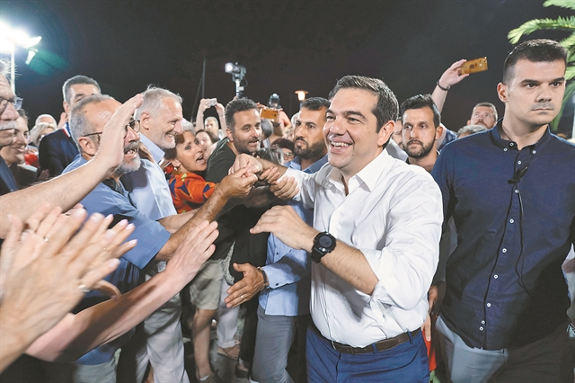 Φινάλε με συνεχείς εμφανίσεις Τσίπρα