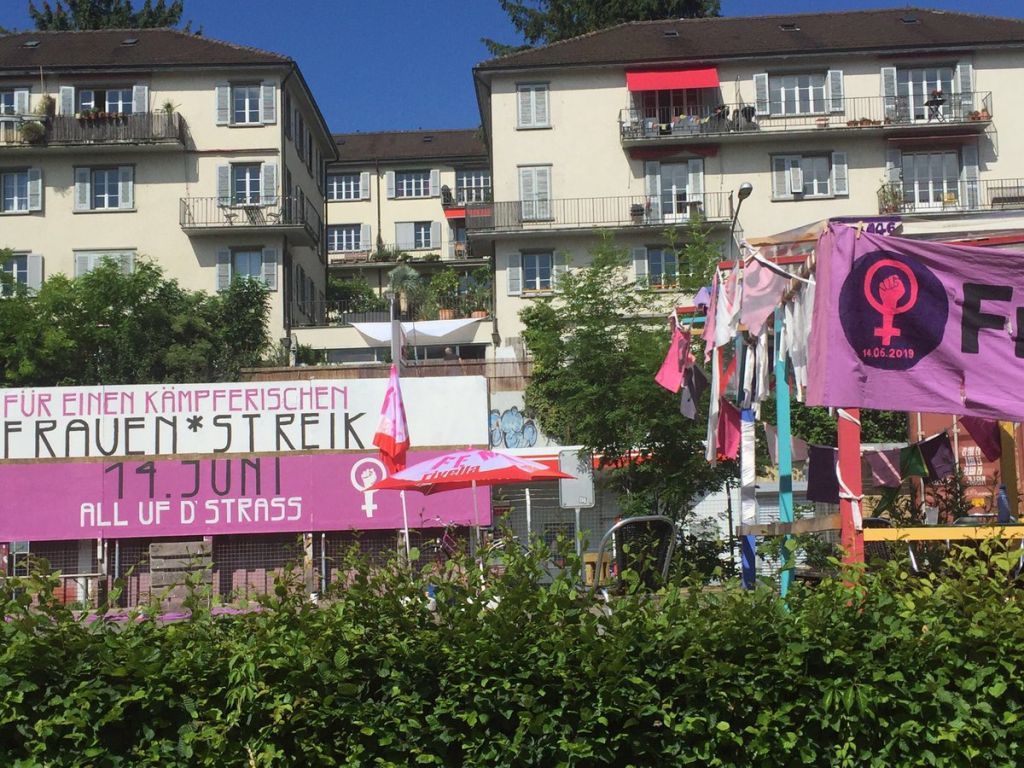 Ελβετία: Οι γυναίκες απεργούν ντυμένες στα μοβ