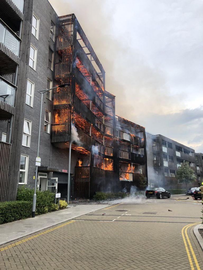 Μεγάλη φωτιά σε συγκρότημα διαμερισμάτων στο Λονδίνο