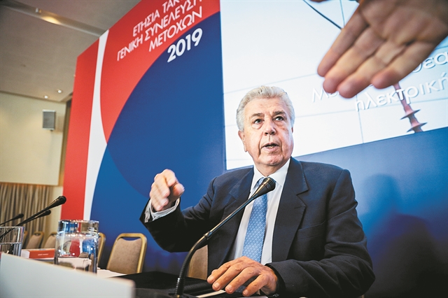 Φεύγει κι αφήνει πίσω του συντρίμμια