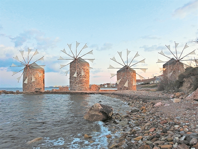 Οι θαλαμηγοί των Τούρκων περνούν στη Χίο