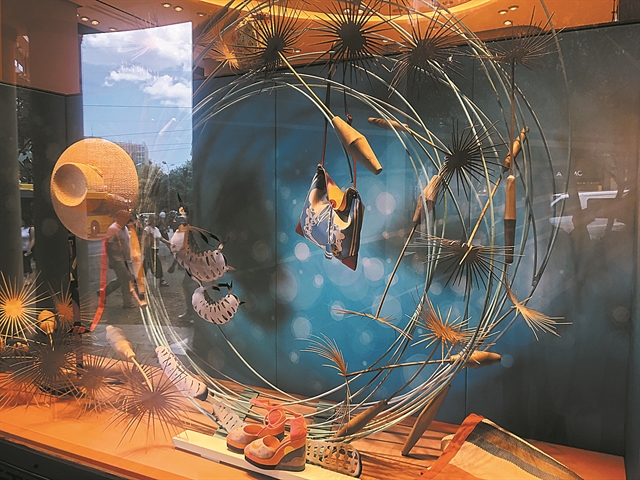 Ιάπωνες με τα logo στα καροτσάκια της λαϊκής