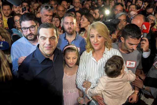 Με Μπαζιάνα, Τζέισον Αντιγόνη και παγωμένα χαμόγελα στην… πανωλεθρία του ΣΥΡΙΖΑ
