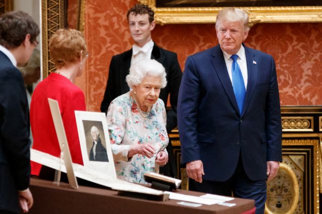 Αποτυχημένο αποκάλεσε ο Τραμπ τον δήμαρχο Λονδίνου μπροστά στην Βασίλισσα