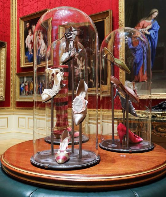 Δημιουργίες του Μανόλο Μπλάνικ ανάμεσα σε μπαρόκ αριστουργήματα της συλλογής Wallace